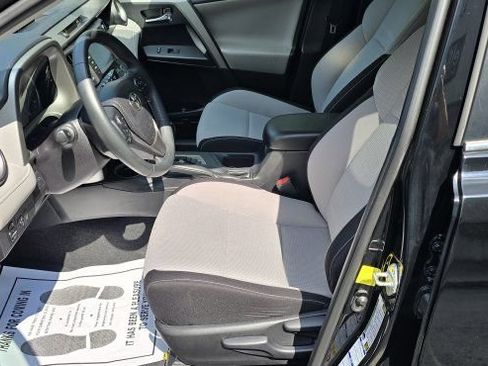 Used 2017 Toyota RAV4 XLE AWD/4WD image 12