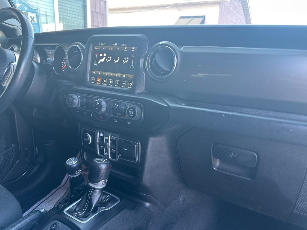 Used 2018 Jeep Wrangler Unlimited Sahara AWD/4WD image 10