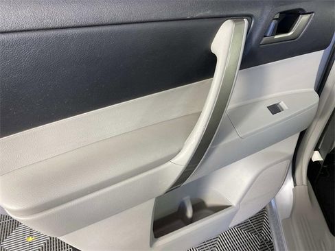 Used 2012 Toyota Highlander SE w/ Tow Pkg image 26