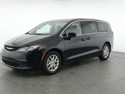 Used 2024 Chrysler Voyager LX image 3