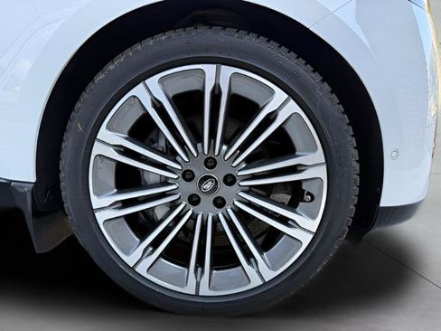 Certified 2025 Land Rover Range Rover Long Wheelbase SE image 11