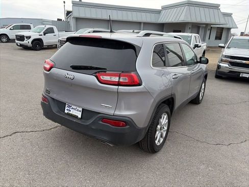 Used 2018 Jeep Cherokee Latitude w/ Cold Weather Group image 6