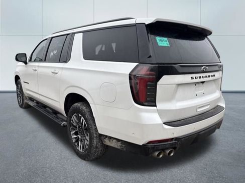 Used 2025 Chevrolet Suburban Z71 image 2