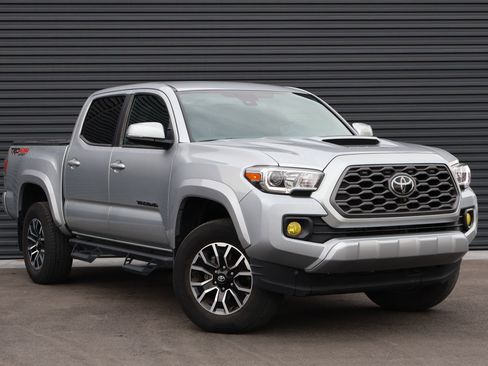 Used 2022 Toyota Tacoma TRD Sport w/ Technology Package image 3