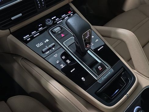 Certified 2023 Porsche Cayenne AWD/4WD image 20