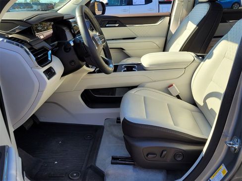 Used 2024 GMC Acadia Denali image 5