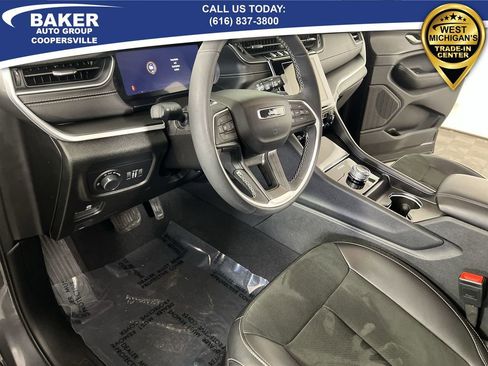 Used 2024 Jeep Grand Cherokee Altitude image 11