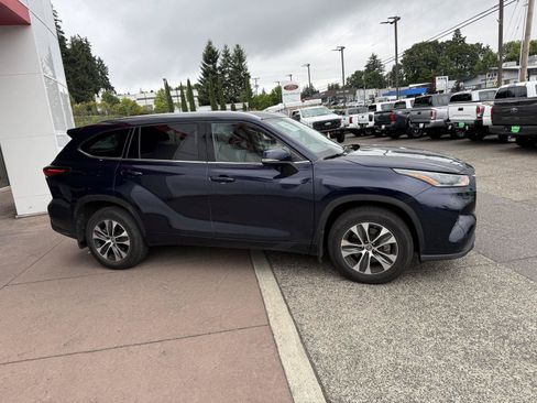 Used 2021 Toyota Highlander XLE AWD/4WD image 7