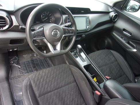 Used 2021 Nissan Kicks SV image 11