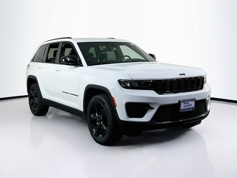Used 2023 Jeep Grand Cherokee Altitude AWD/4WD image 3