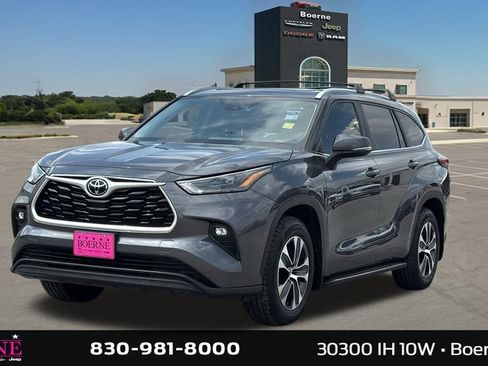 Used 2023 Toyota Highlander XLE FWD image 3