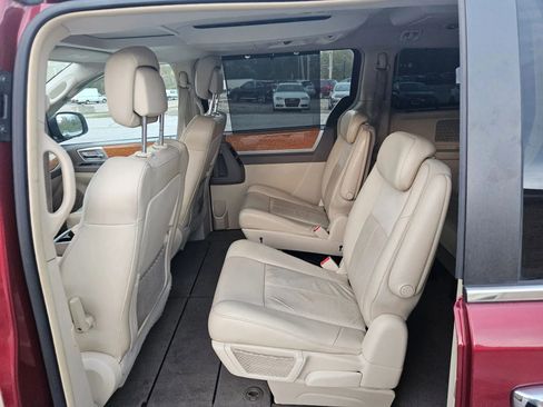 Used 2010 Chrysler Town & Country Limited image 14