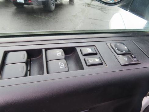 Used 2012 Nissan Titan SV w/ SV Value Truck Pkg image 12