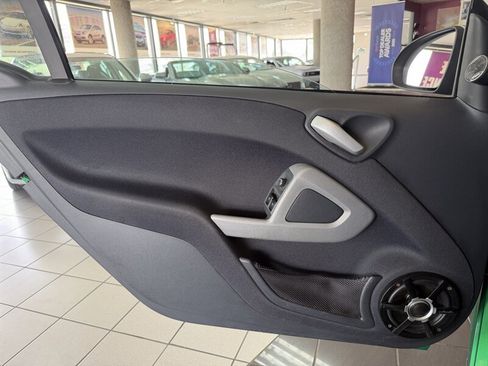 Used 2011 smart fortwo pure RWD image 14