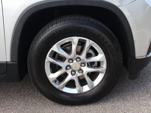 Used 2020 Chevrolet Traverse LT image 9