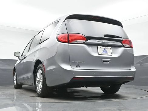 Used 2018 Chrysler Pacifica Touring-L w/ Advanced Safetytec Group FWD image 15