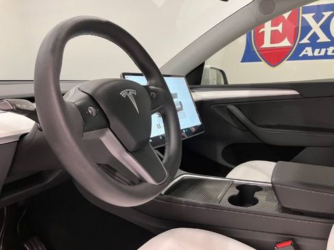 Used 2022 Tesla Model Y Long Range image 18