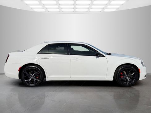 Used 2022 Chrysler 300 Touring w/ Sport Appearance Package image 6