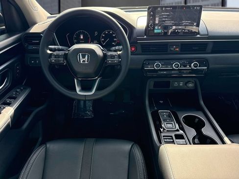 Used 2025 Honda Pilot Touring image 19