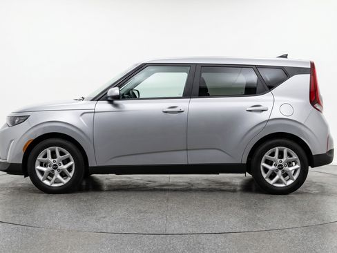 Used 2025 Kia Soul LX w/ LX Technology Package FWD image 5