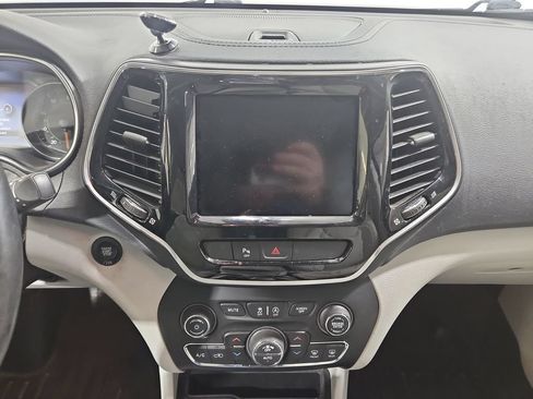 Used 2019 Jeep Cherokee Limited w/ Luxury Group AWD/4WD image 19