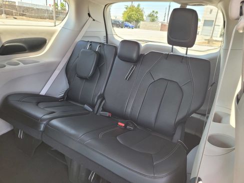 Used 2023 Chrysler Pacifica Touring-L FWD image 12