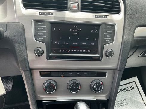 Used 2016 Volkswagen Golf S image 30