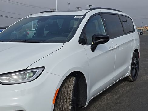New 2026 Chrysler Pacifica Limited w/ S Appearance Package image 70