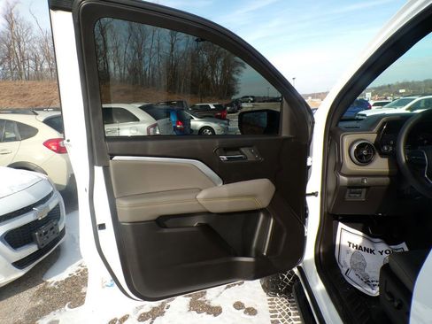 Used 2024 Chevrolet Colorado ZR2 w/ Technology Package image 11