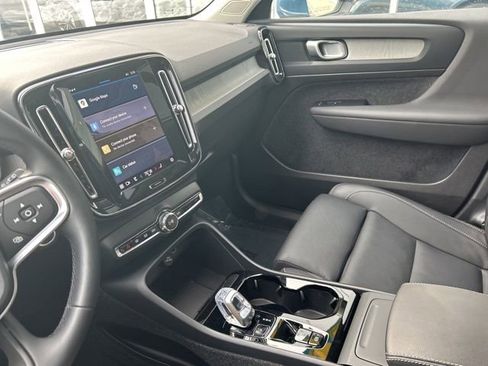 Certified 2025 Volvo XC40 B5 Plus AWD/4WD image 19