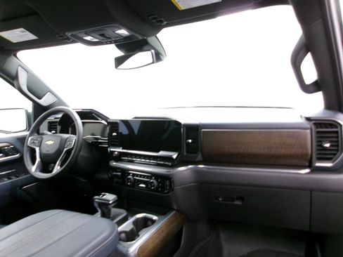Used 2023 Chevrolet Silverado 1500 High Country AWD/4WD image 3