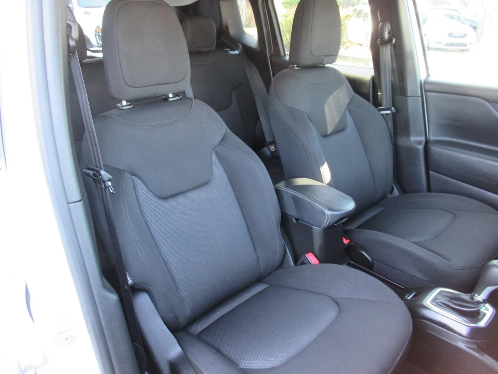 Certified 2023 Jeep Renegade Latitude AWD/4WD image 9