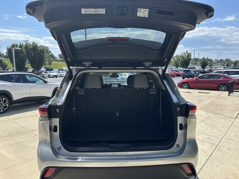 Used 2024 Toyota Highlander XLE AWD/4WD image 28