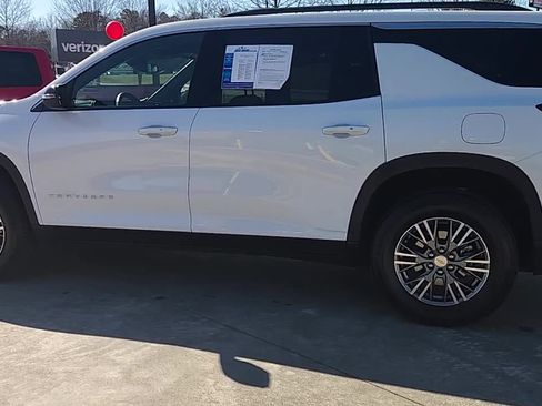 Used 2025 Chevrolet Traverse LT image 4