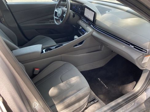Used 2026 Hyundai Elantra SEL FWD image 31