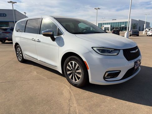 Used 2023 Chrysler Pacifica Limited image 3