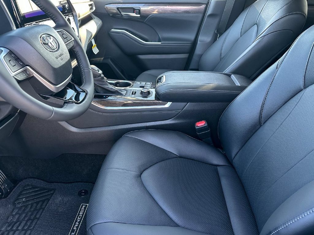 Used 2026 Toyota Highlander Limited AWD/4WD image 8