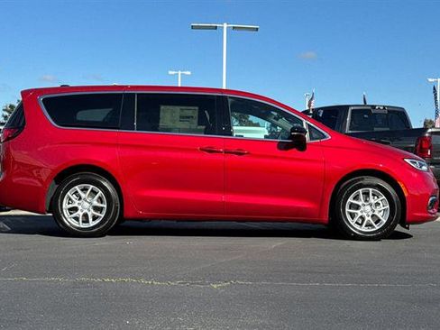 New 2026 Chrysler Pacifica Select image 3