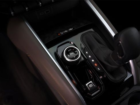 Used 2024 Chevrolet Colorado ZR2 w/ ZR2 Convenience Package III image 18