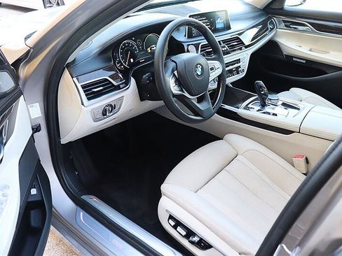 Used 2016 BMW 740i RWD image 10
