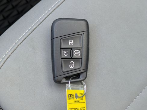 Used 2024 Volkswagen Taos SE w/ MDO Package image 28