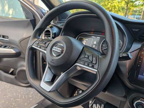 Used 2018 Nissan Kicks SV FWD image 14