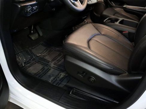 Used 2026 Chrysler Pacifica Select image 22