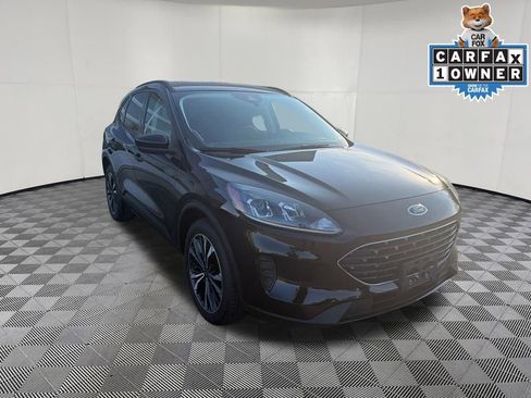 Used 2022 Ford Escape SE w/ SE Sport Appearance Package image 2