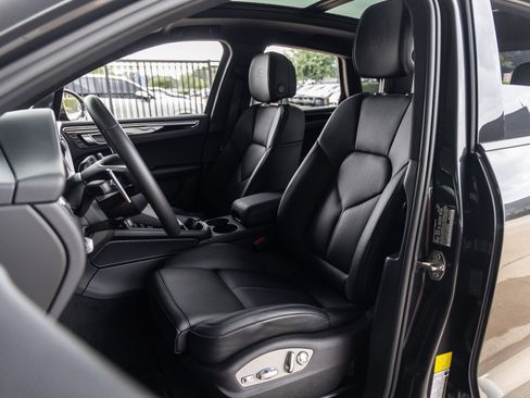 Certified 2026 Porsche Macan AWD/4WD image 5