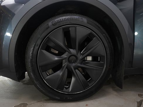 Used 2025 Tesla Model Y Long Range image 27