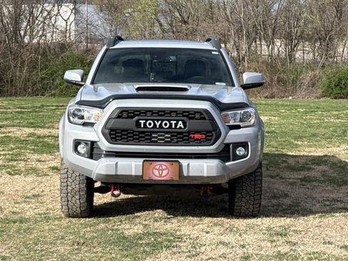 Used 2018 Toyota Tacoma TRD Sport image 2