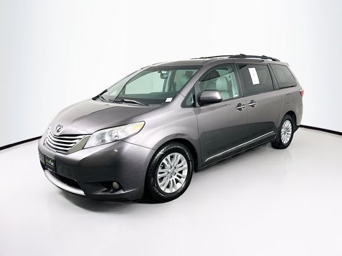 Used 2016 Toyota Sienna XLE w/ XLE Navigation Package FWD image 3