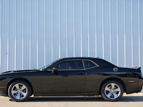 Used 2015 Dodge Challenger SXT image 8