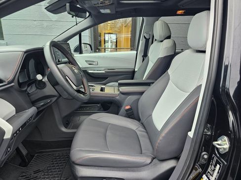 Used 2022 Toyota Sienna XSE image 23